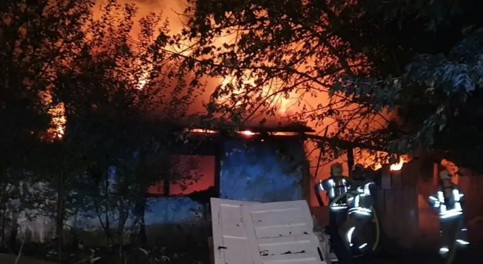 Језиве слике из Приједора: Ватра прогутала кућу!