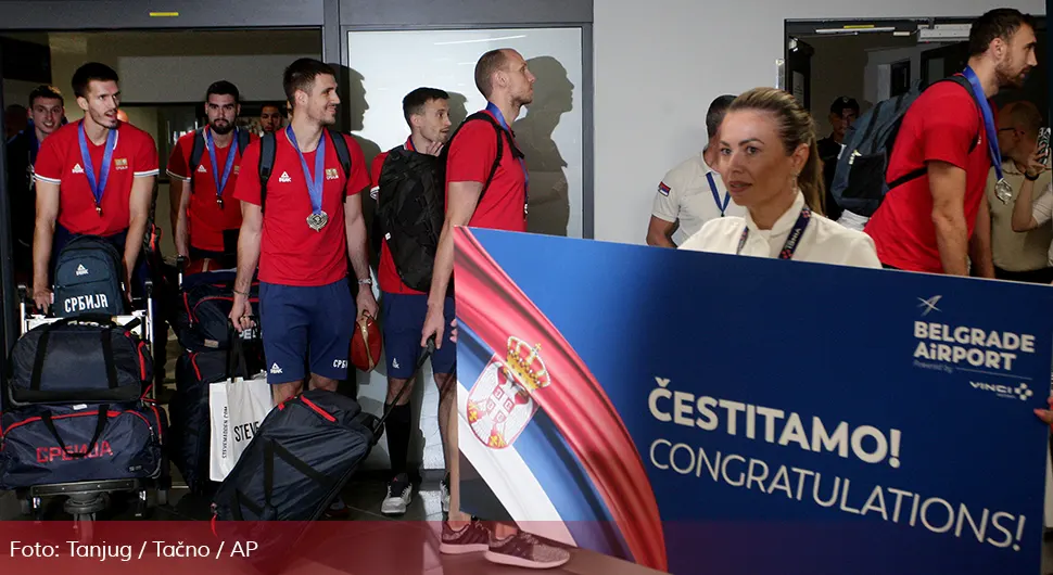 Košarkaši sletjeli u Beograd: Ludnica na aerodromu, građani ovacijama pozdravili heroje!