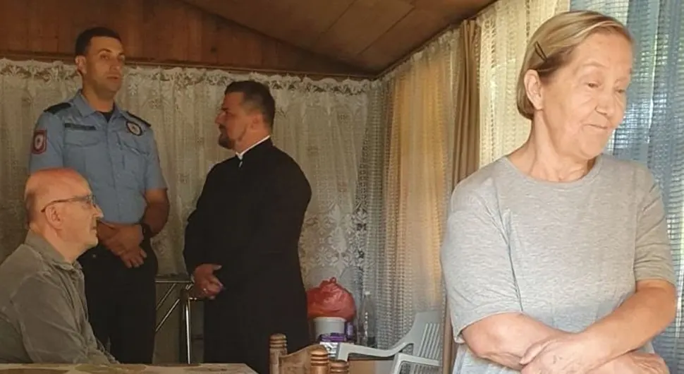 Banjalučki policajci skupili pomoć za Malčiće: Izgubili dvoje djece, požar im oštetio kuću
