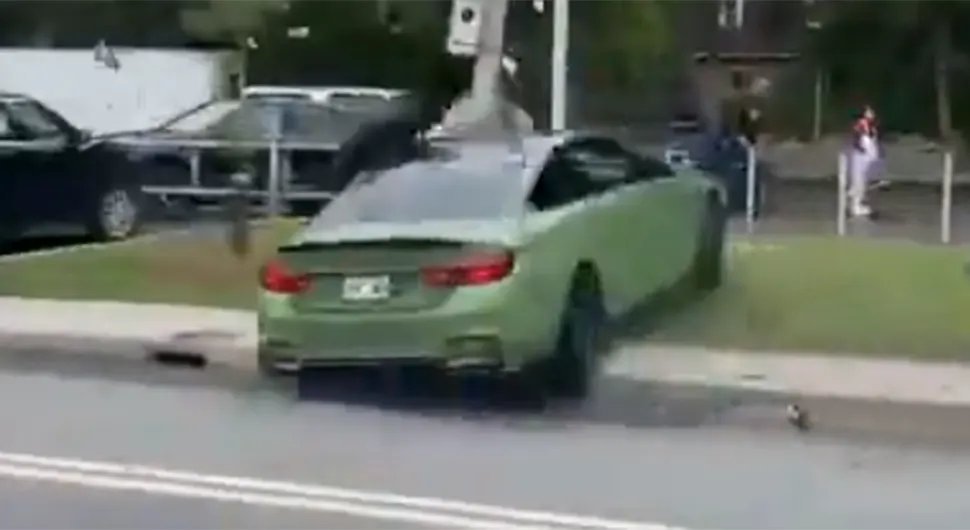 Uznemirujući snimak: BMW-om pokosio dvoje pješaka i udario u banderu