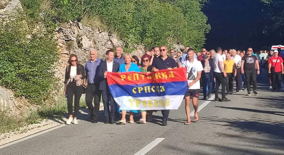 Građani se okupljaju na četiri lokacije međuentitetske linije - FOTO