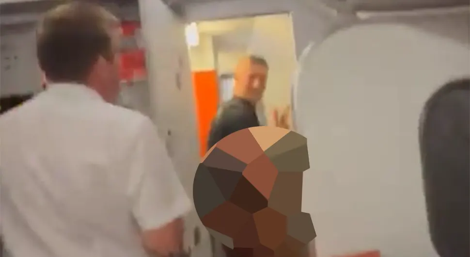 Putnici uhvaćeni i snimljeni tokom odnosa u avionu