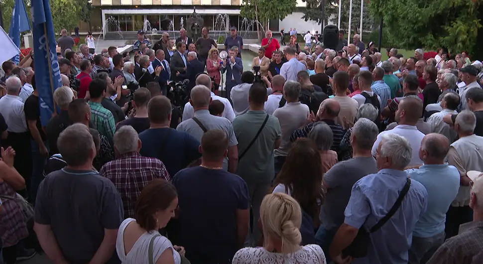 Skup opozicije igrokaz i performans sa malo publike