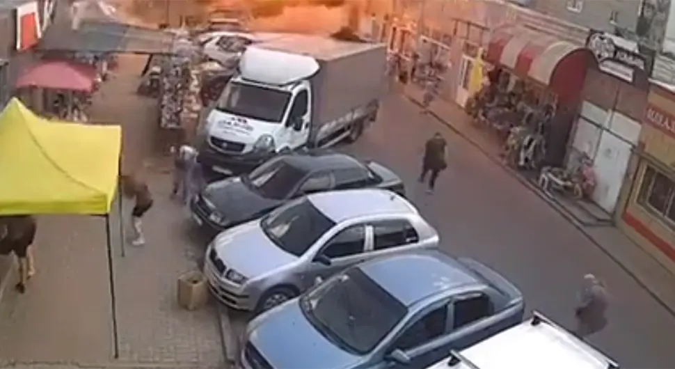 Snimljen trenutak eksplozije na tržnici u Ukrajini