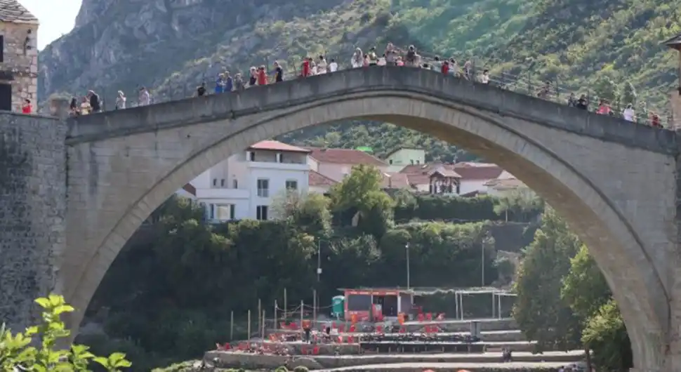 Почасни скок са Старог моста за Додика и патријарха Порфирија