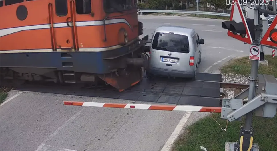Drama na pružnom prelazu u Prijedoru: Stala na šinama, voz udario auto