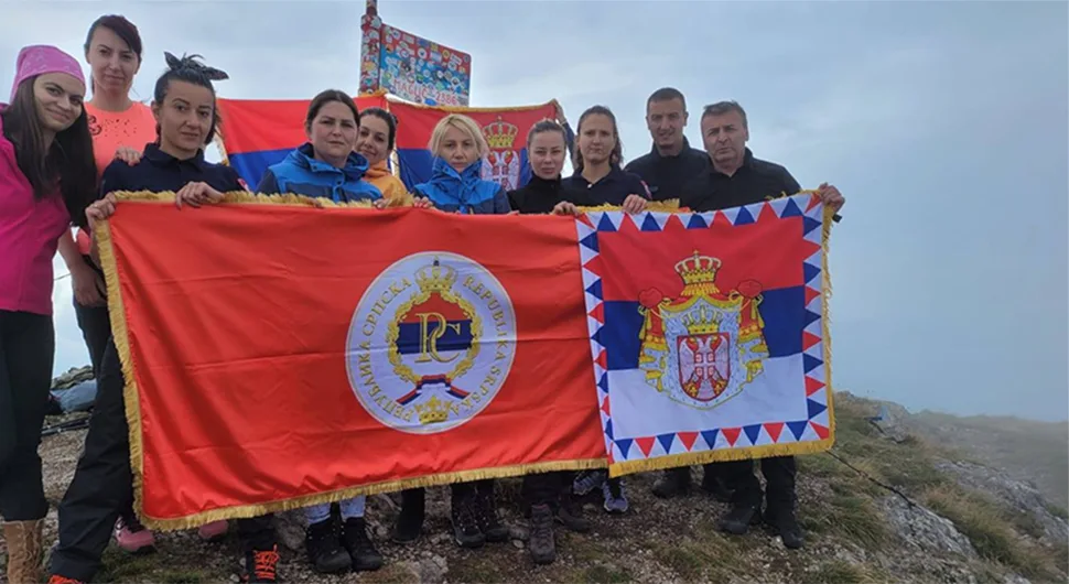 Pripadnici RUCZ razvili srpske zastave na Magliću