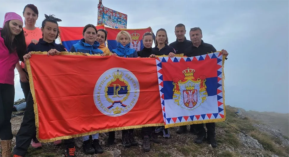 Припадници РУЦЗ развили српске заставе на Маглићу