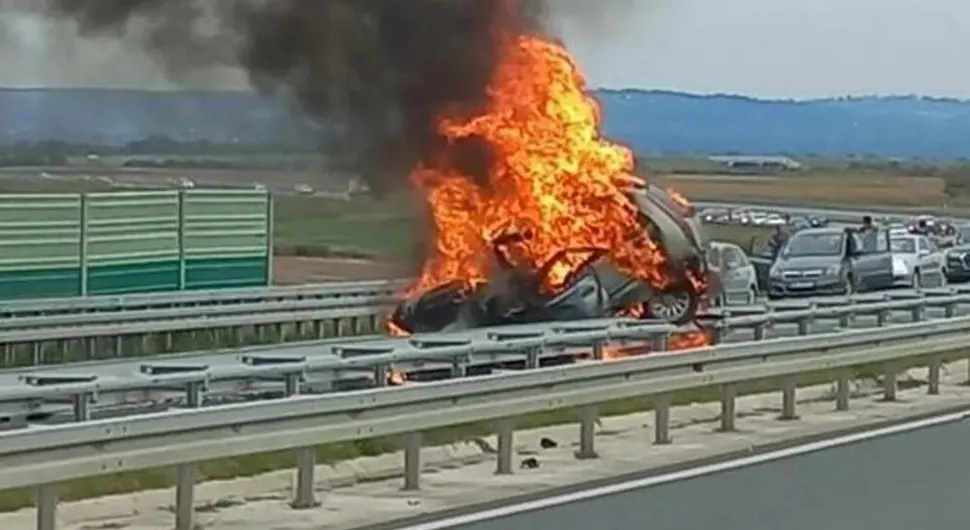 Vozač fijata izgorio u autu - Pojavio se snimak stravične nesreće!
