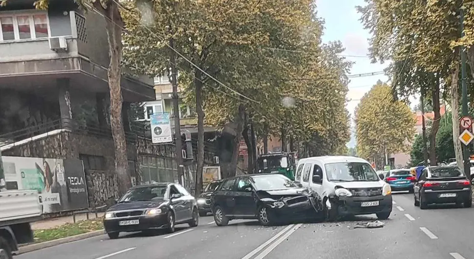 Sudar dva automobila, stvorile se gužve u saobraćaju