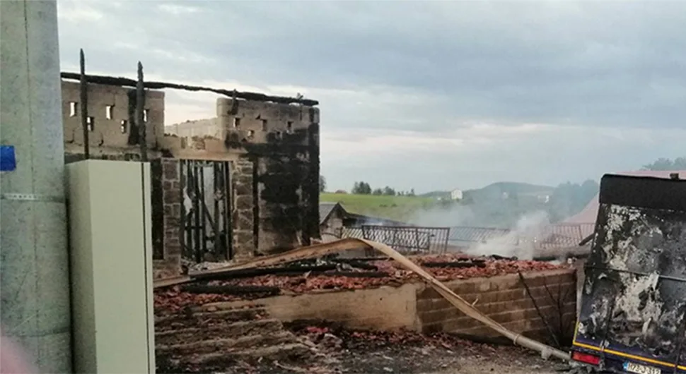 Banjalučkim vatrogascima pune ruke posla: Gorjeli mašina za suđe, štala i automobil