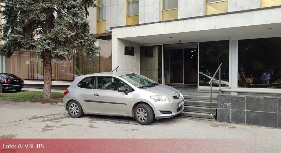 Вукановић паркирао аутомобил на улазу у Народну скупштину