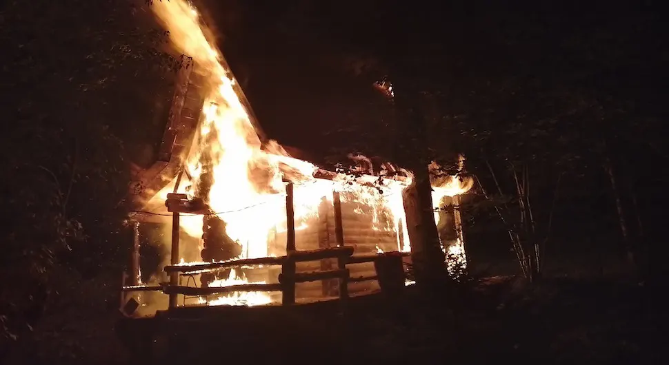 Požar u Еko zoni Zelenkovac: Plamen progutao bungalov
