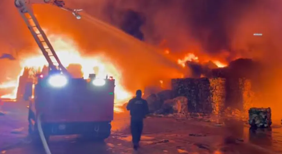 Велики пожар у осјечкој фабрици, на снази упозорење грађанима