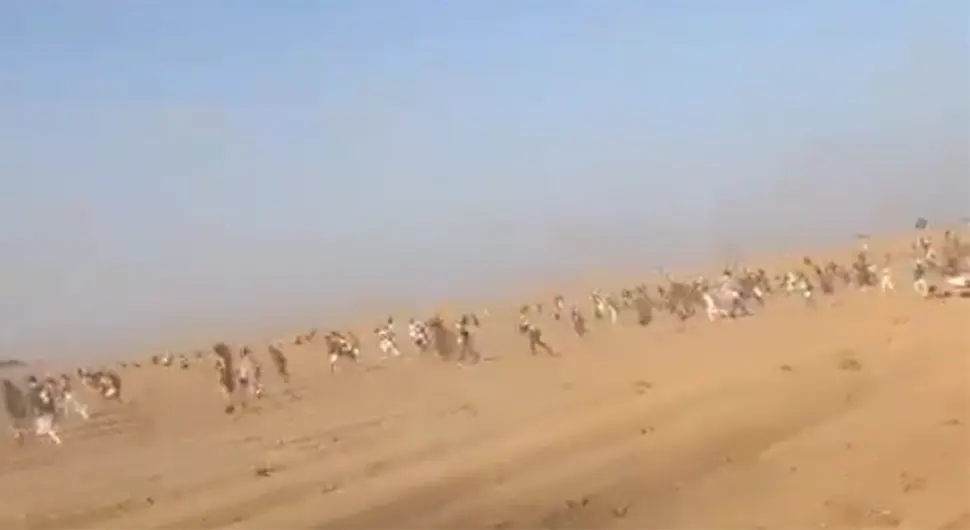 Драматичан видео: Израелци преко поља бјеже пред Хамасом