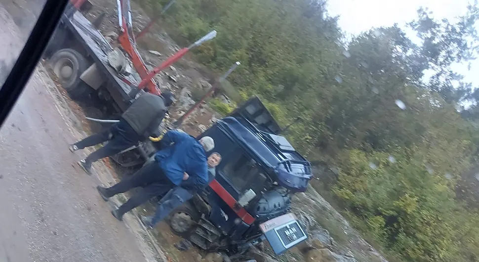 Кнежево: Камион слетио са пута
