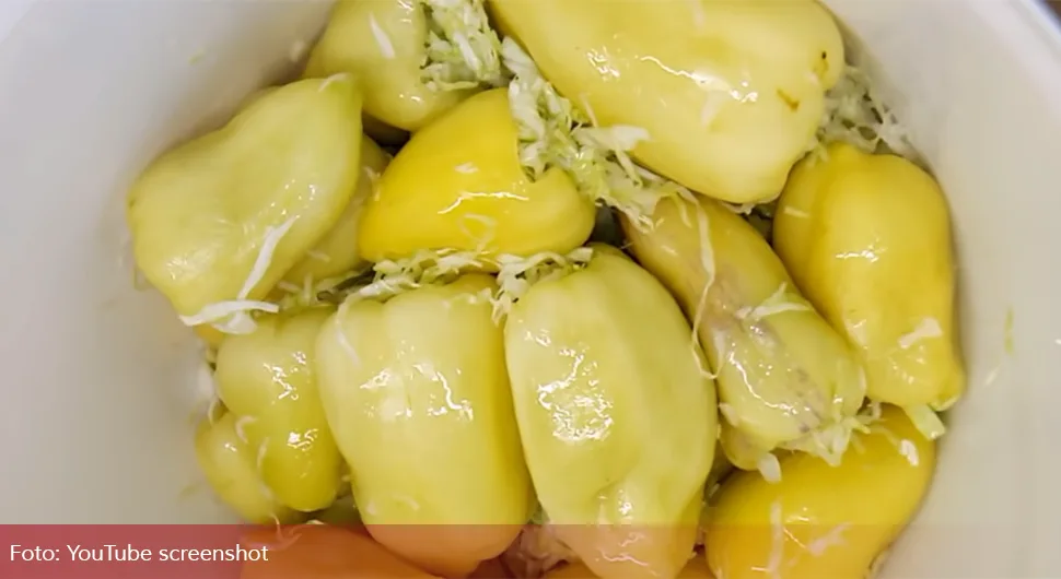 Omiljena zimnica: Еvo kako da pripremite paprike punjene kupusom