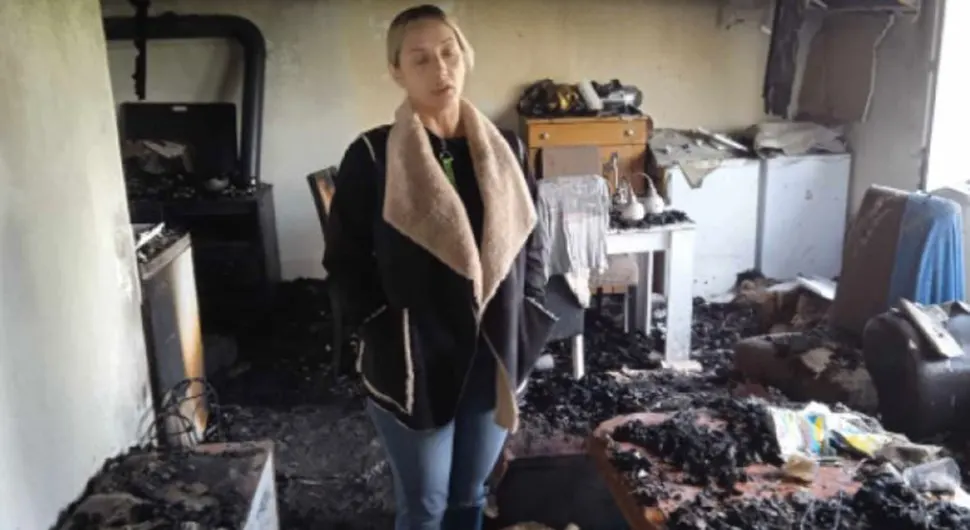 Болна судбина! У пожару уништена кућа у којој живе самохрана мајка и њен малољетни син