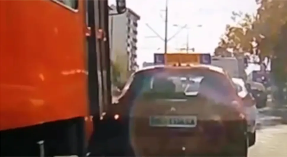 Трамвај ударио у возило ауто-школе: Погледајте тренутак удара