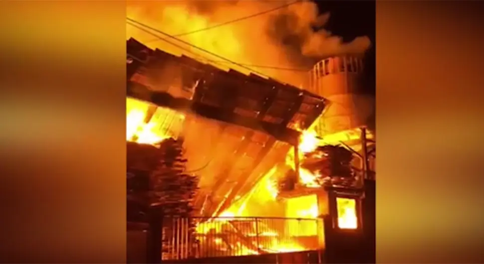 Izgorjela fabrika namještaja, vatrogasac se otrovao