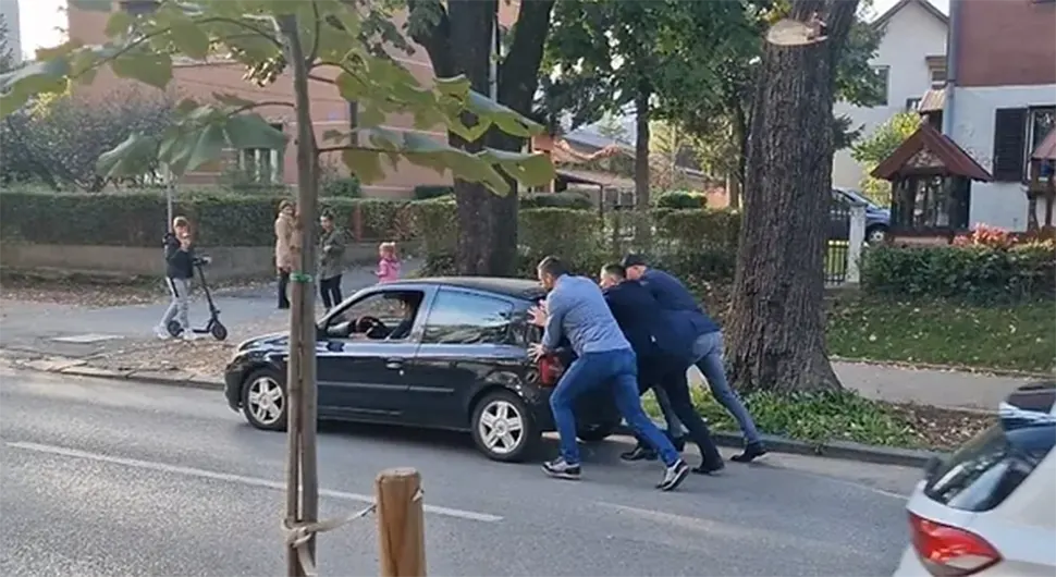 Бањалучанину стао ауто, погурали га Ђајић, Нинковић и Топић