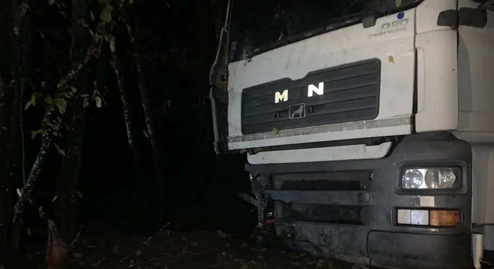 Црна ноћ на путевима у БиХ: Камион слетио са пута, возач задобио тешке повреде