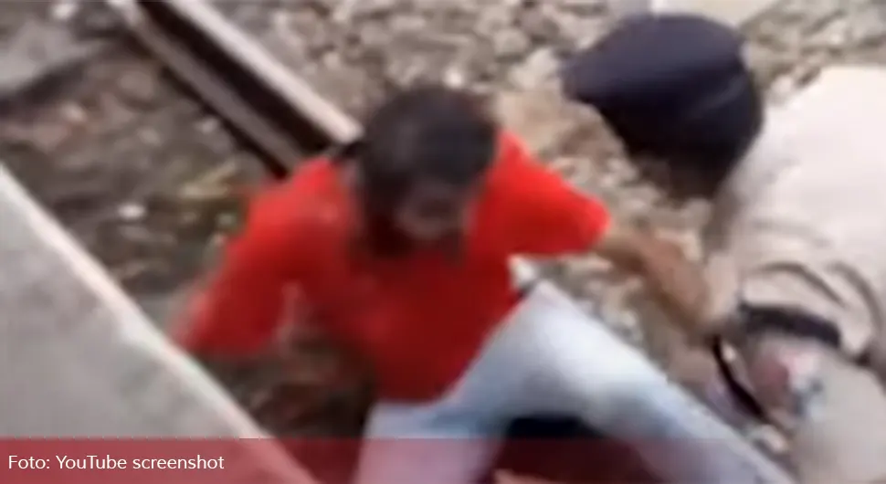 Dramatičan video: Muškarac pao na šine, voz prešao preko njega