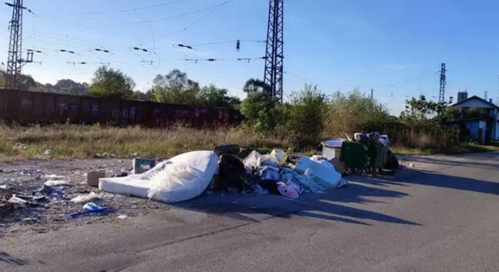 Razbacana gomila smeća pored puta: Deponije ugrožavaju Debeljake