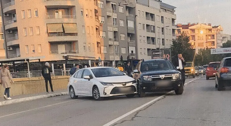Sudar dva auta na Venecija mostu, stvorila se gužva u saobraćaju