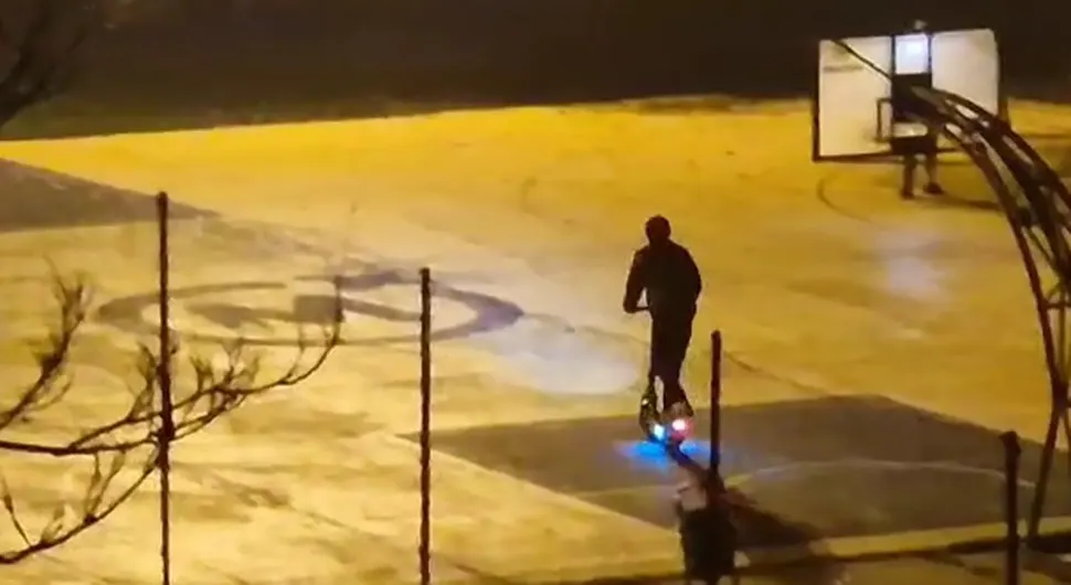 Sramno ponašanje! Banjalučanin razbija trotinet na košarkaškom terenu, drugi snima i navija