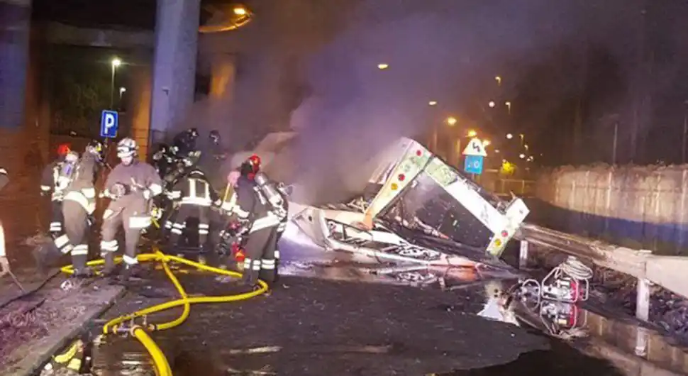 Tragedija kod Venecije: Autobus pao sa nadvožnjaka, poginulo najmanje 20 ljudi