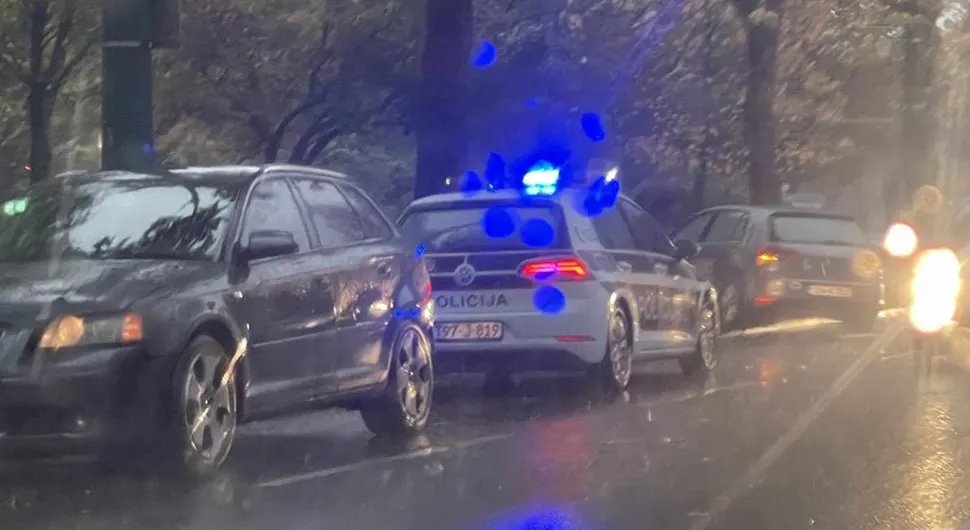 Udes u bh. gradu: Auto škola završila pored puta, velike gužve