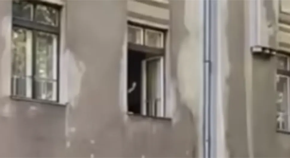 Снимљена како баца смеће кроз прозор, пријети јој казна од 1.500 КМ