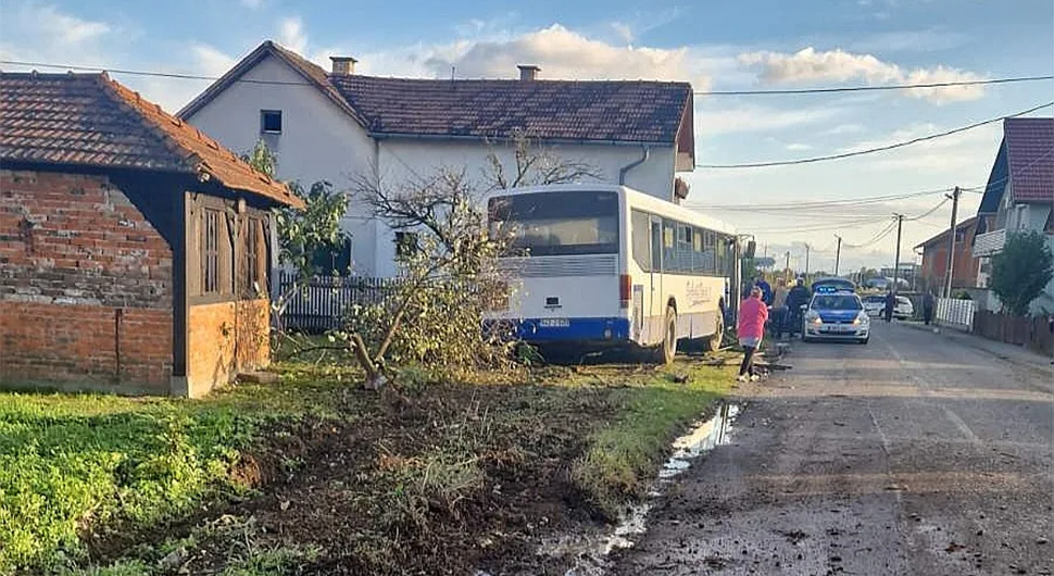 Autobus udario u kuću, intervenisala Hitna