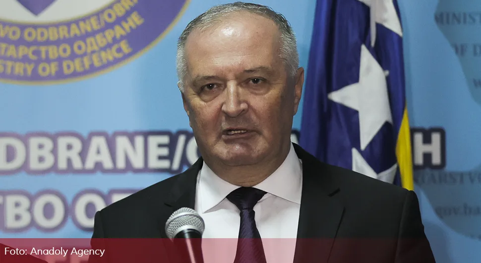 ''Хелез прикривено ради на продаји оружја Украјини''