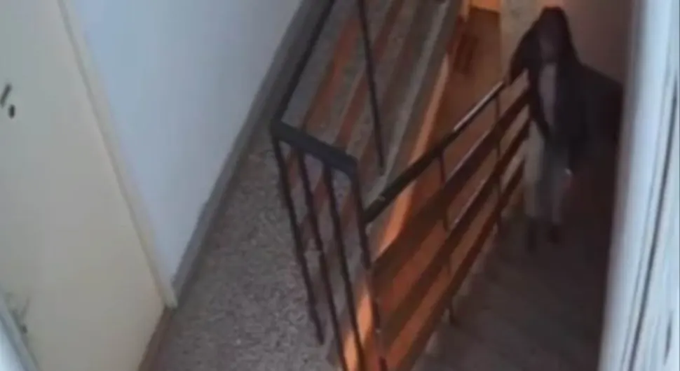 Manijak snimljen kako juri djevojčice uz stepenice