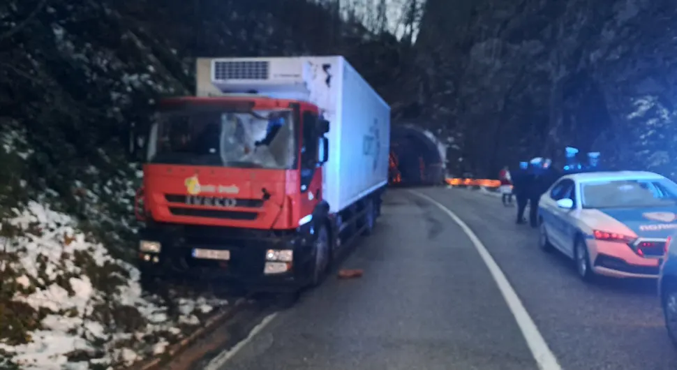 Prva fotografija jezive nesreće kod Foče: Stijena uletjela u kabinu kamiona