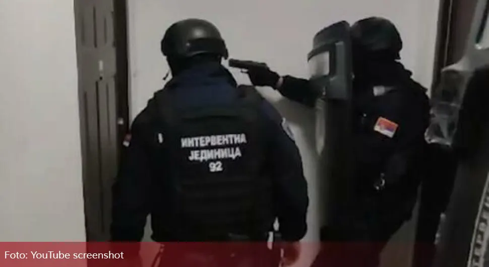Pao u pidžami - Pogledajte kako je policija uhapsila prevaranta