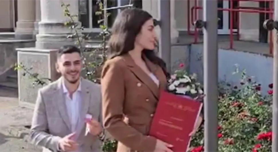 Jelena isti dan diplomirala i zaprošena: Video postao viralan