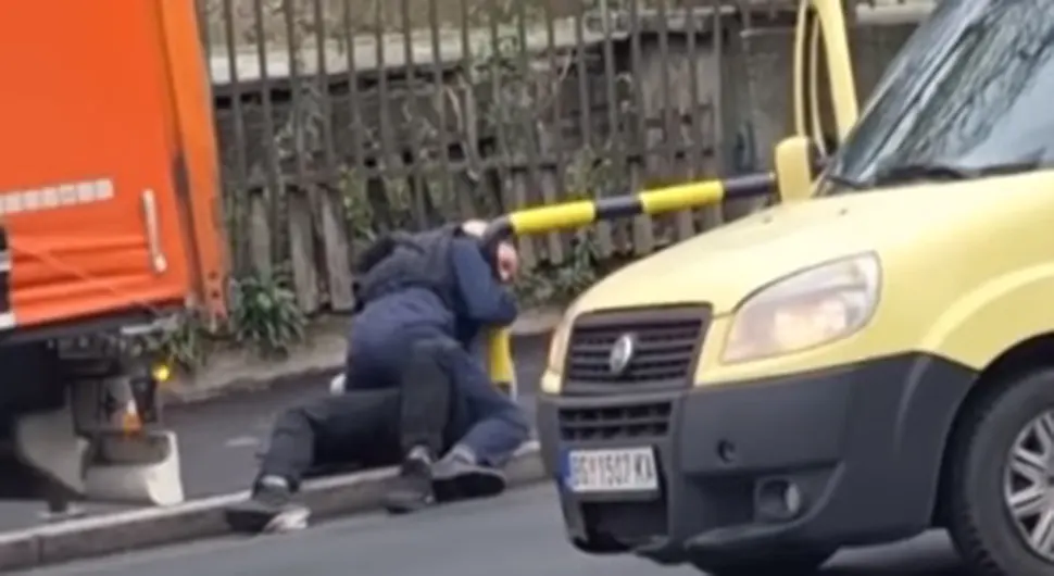 УЗНЕМИРУЈУЋЕ! Потукли се возачи, потезале се палице