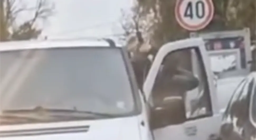 Žestoka tuča taksiste i vozača kombija, drugi vozači snimali