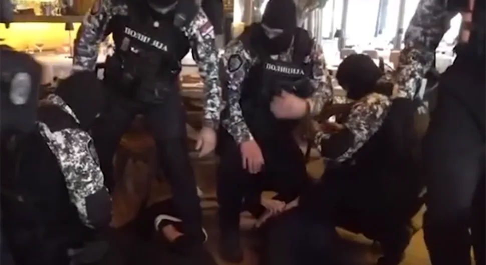 Novi snimak hapšenja braće Hofman: Specijalci upali u tržni centar