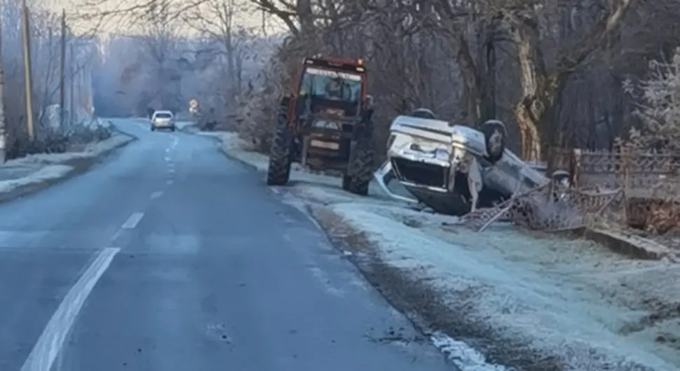 Saobraćajka u Gradišci, auto na krovu