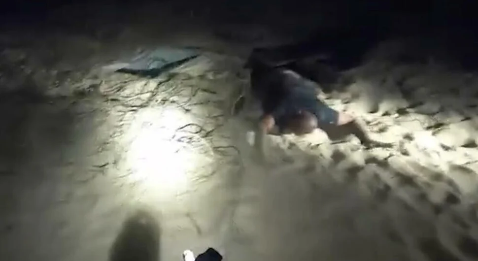 Istjerali ih iz rupe: Dramatičan snimak izraelske vojske; Hamasovci se bacaju na pijesak