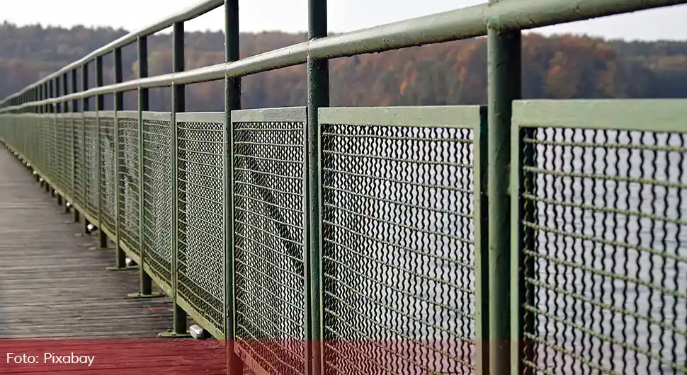 Прешла ограду: Жена покушала скочити с моста, полицајац спријечио трагедију!