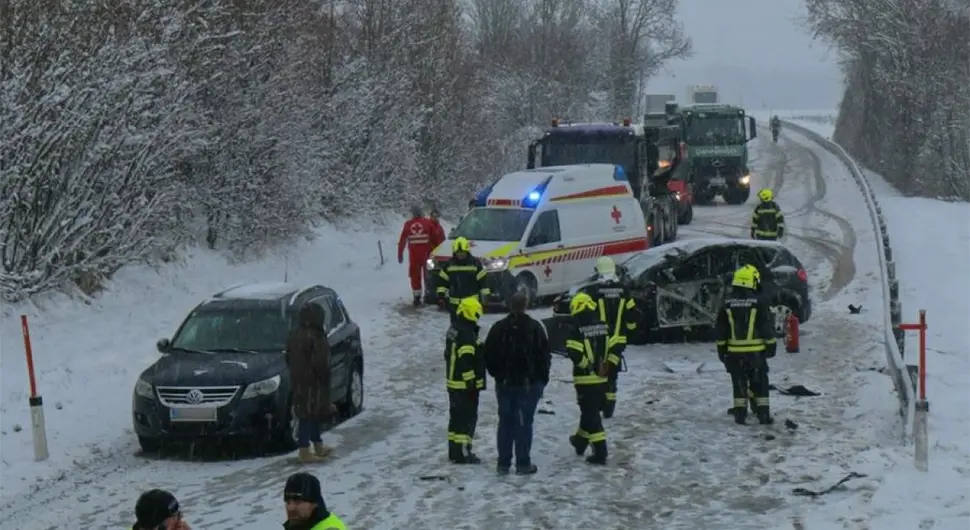 Vozač iz BiH proklizao kamionom i izazvao karambol