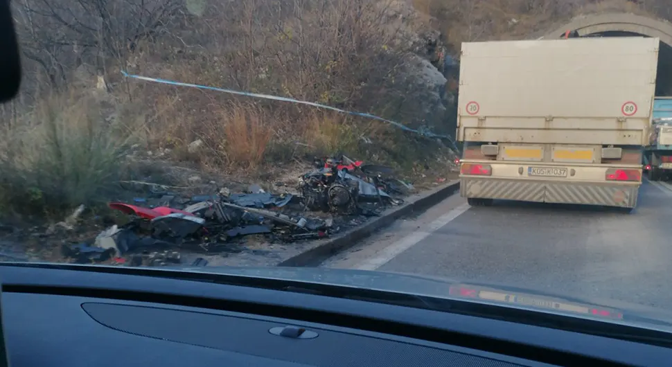 Jezivi prizori sa mjesta tragedije: Kamionu otpao točak, auto u djelićima