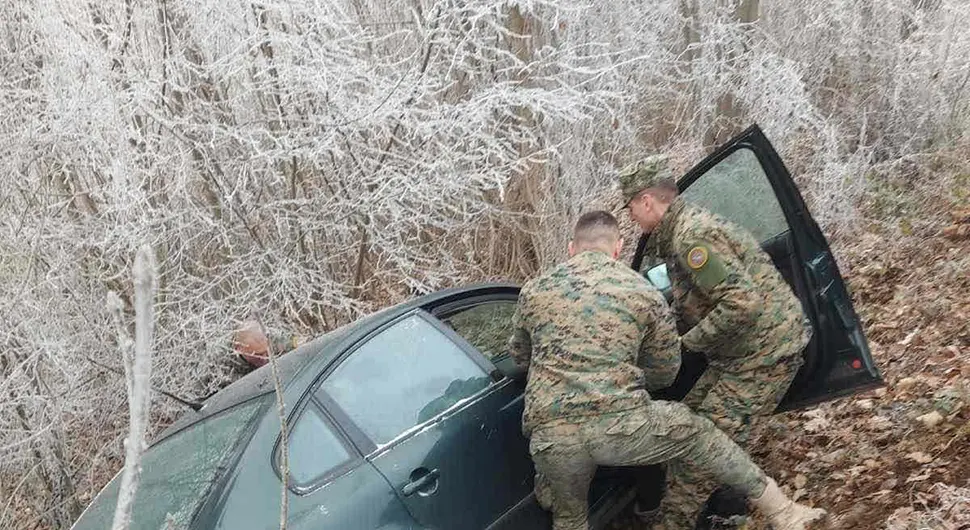 Припадници ОС БиХ спасавали људе из аута након несреће