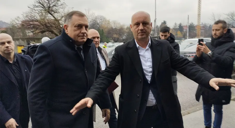 Dodik stigao u Sud BiH: Desetominutni aplauz na početku