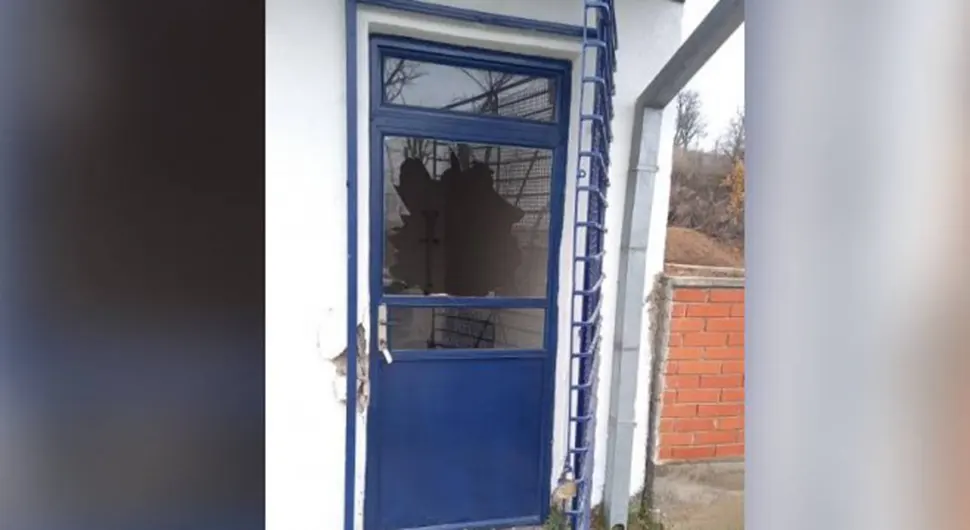 Инцидент на КиМ: Разбијена стакла и ишчупана метална врата на амбуланти у Сувом Долу